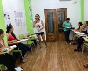 Siobhan Brier Aguilar teaching a class in Galapagos